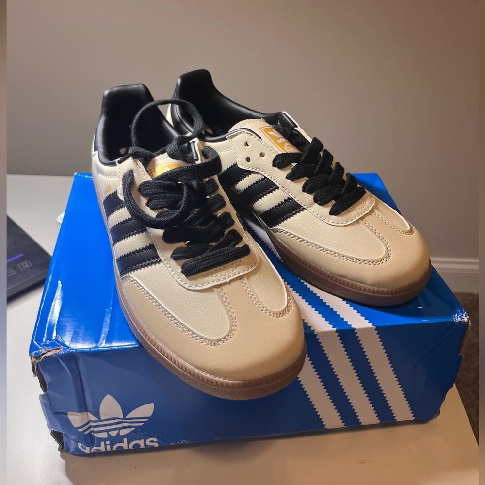 NWT Women's Adidas Tan and Black Casual Samba Style Sneakers Size 6.5 (7)